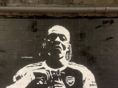 Um mural de Eberechi Eze aparece fora do Emirates Stadium antes da transferência do Arsenal