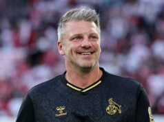 O treinador do FC Koln reverte travessuras incomuns na linha lateral