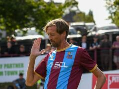 Peter Crouch interrompeu a celebração do robô com a aparência icônica do mascote