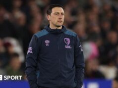 Bournemouth: O assistente do Cherries, Tommy Elphick, permanece no Vitality Stadium