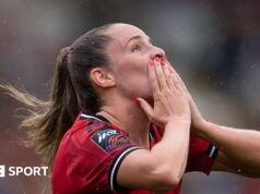Ella Toone: Lioness e meio-campista do Man Utd lamentam, bolas de futebol e hymenaeos