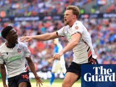 Bolton foi promovido ao campeonato depois que Rodrigues fez a dobradinha na vitória sobre o Stockport | Liga Um