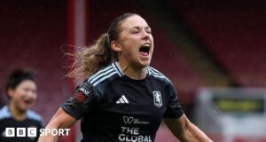 O Tottenham está perseguindo a atacante do Aston Villa, Kirsty Hanson