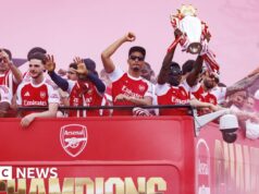 Torcedores do Arsenal lotam as ruas de Londres na parada da vitória da Premier League