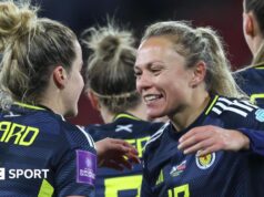 Decisão da Copa do Mundo Feminina: Claire Emslie retorna à Escócia, cinco meses após o parto