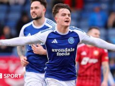 Paul McGovern: Falkirk contrata extremo adolescente de Glenavon