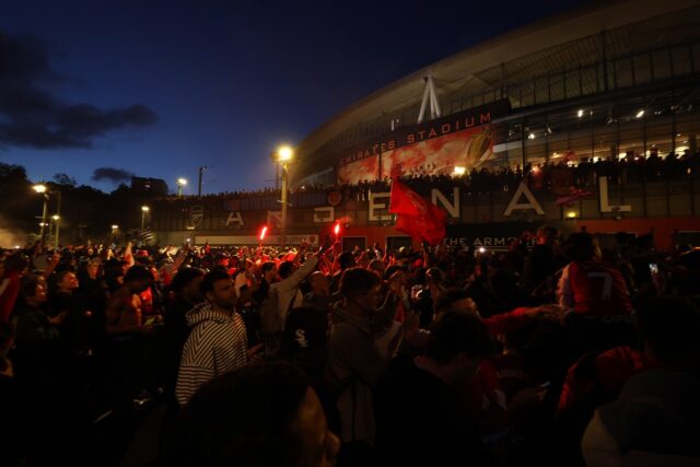 Arsenal-fans-celebrating-title-win.jpg