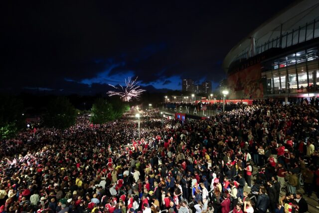 Arsenal-fans-celebrating-title-win2.jpg