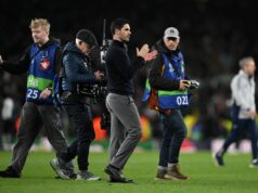 Arteta recebe reconhecimento enquanto as comemorações do Arsenal continuam