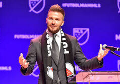Sir David Beckham, o primeiro esportista bilionário da Inglaterra, ascendeu