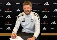 Man Utd deu a Michael Carrick um contrato de dois anos