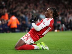 Eze mira no Spurs enquanto o Arsenal continua a comemorar o título