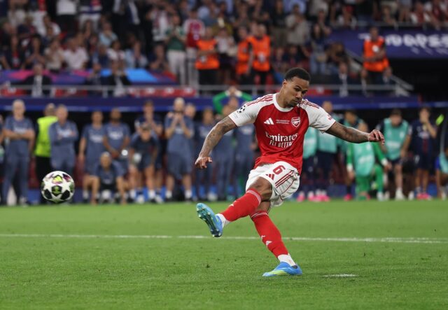 Gabriel-misses-penalty-v-PSG.jpg