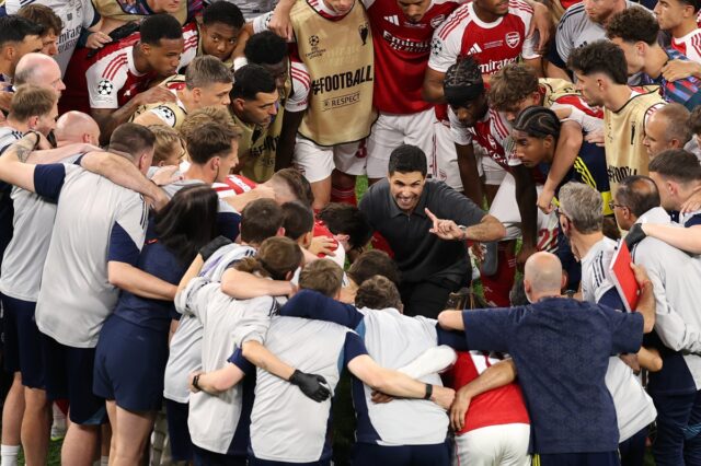 Mikel-Arteta-giving-instructions.jpg