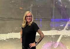 A chefe de esportes eletrônicos da EA, Monica Dinsmore, conclui as principais finais da eChampions League, próxima parada na Ásia