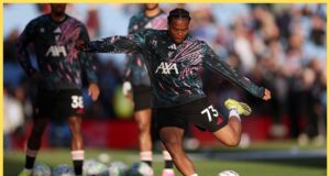 Alexis McAllister impressionou em Liverpool x Aston Villa, mas Rio Nagumoha foi melhor