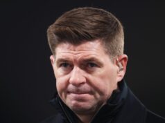 Steven Gerrard condena pênalti falhado por Eberechi Eze