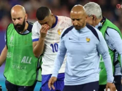 Mbappé usará máscara modificada após nariz quebrado