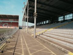 O antigo estádio da Premier League está passando por grandes obras, com todos os assentos cortados conforme atualização das ações dos clubes da EFL