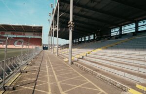 O antigo estádio da Premier League está passando por grandes obras, com todos os assentos cortados conforme atualização das ações dos clubes da EFL