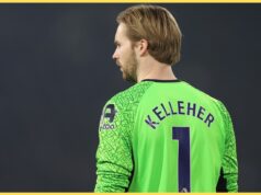 Torcedores do Liverpool fazem serenata para Kaohsiung Kelleher no retorno a Anfield