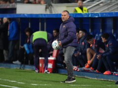 O técnico do Barcelona, Hansi Flick, reage à derrota do Valencia