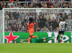 Anthony Gordon voa para exame médico agendado após oferta do Barcelona aceita pelo Newcastle United