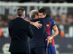 Homenagem dos companheiros do Barcelona à partida de Robert Lewandowski