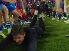 O técnico cessante do Crystal Palace, Oliver Glasner, faz um “deslizamento de barriga” para comemorar o triunfo da Conference League (vídeo)