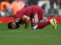 Mohamed Salah recebe uma despedida emocionante durante a última partida do Liverpool