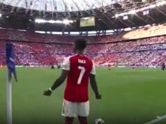 O Arsenal ficou furioso com o que o árbitro fez contra o PSG pouco antes do intervalo