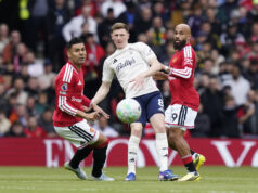 Gary Neville pediu ao Man United que substituísse Casemiro por uma estrela da Premier League