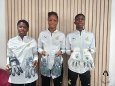 O ex-goleiro do Black Stars, William Amamoo, doa luvas de goleiro ao Black Virgins antes do confronto com a Libéria • Sahara Football