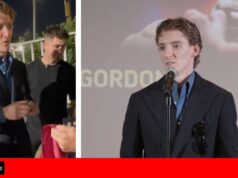 Anthony Gordon surpreende ao falar espanhol e catalão em apresentação em Barcelona