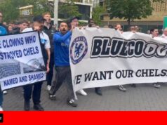 Torcedores do Chelsea protestam contra os donos de seus clubes fora de Wembley antes da final da FA Cup
