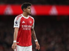 O zagueiro do Arsenal explica como é o vestiário