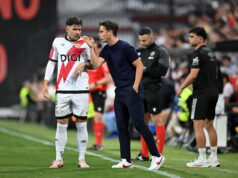 Jogadores do Rayo antes do dinheiro para os torcedores após o golpe final da conferência