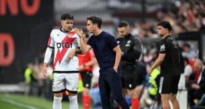Jogadores do Rayo antes do dinheiro para os torcedores após o golpe final da conferência
