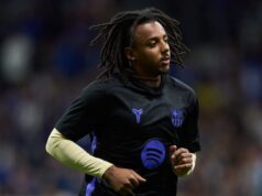 O Barcelona está aberto a vender o zagueiro em dificuldades enquanto ele começa a se afastar do vestiário