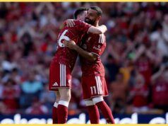 (VÍDEO) Robertson abraça Salah em lágrimas durante a despedida de Anfield