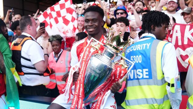 saka-arsenal-premier-league-trophy.jpg