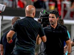 O técnico do Liverpool, Arne Slot, parabeniza o Arsenal pela vitória na Premier League (vídeo)
