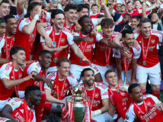 Campeões da Premier League de 2025-26 (Arsenal) recebem o troféu