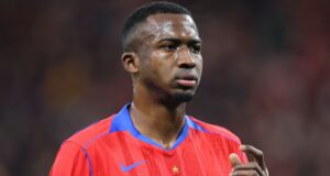 Arsenal recebe mensagem clara sobre Willian Pacho antes do jogo com o PSG