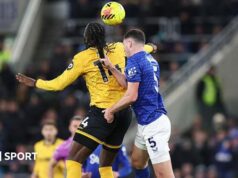 Premier League relaxará cartões vermelhos por puxar cabelo