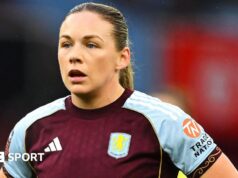 A artilheira do Aston Villa, Kirsty Hanson, saiu para se juntar ao Tottenham