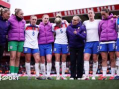 Por que há tão poucas mulheres no comando do futebol?