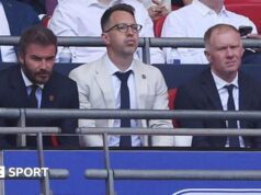 Salford City: Derrota em Wembley, treinador demitido – o que está acontecendo?