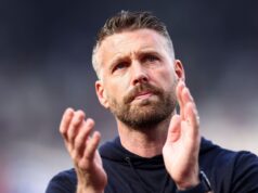 SACK of Wolves Rob Edwards, com um substituto de choque alinhado