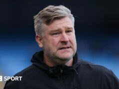 O técnico do Salford City, Karl Robinson, foi demitido após perder na final do play-off da League Two
